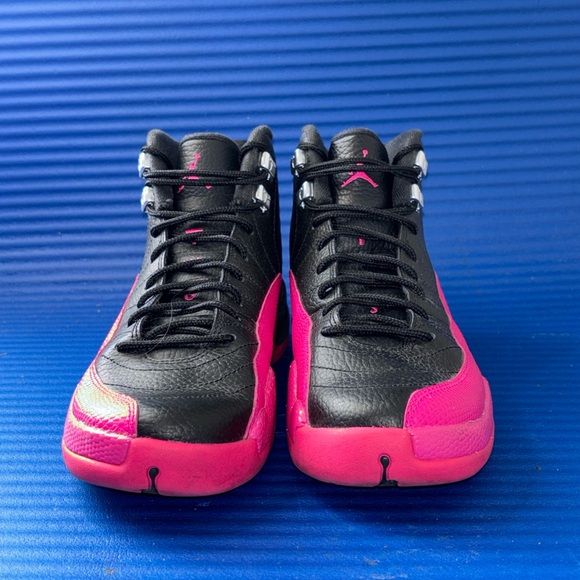 Size 7.5Y- GS Jordan 12 Retro Black Deadly Pink 510815-026 Women’s 9 - Picture 3 of 8